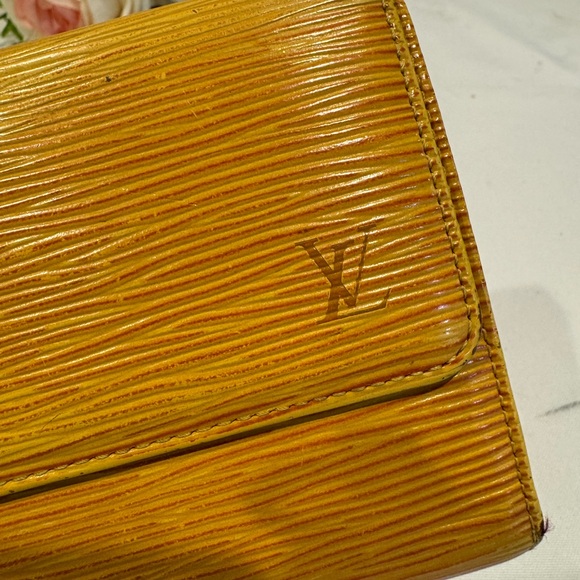 Authentic Louis Vuitton Epi trifold wallet - Picture 8 of 11